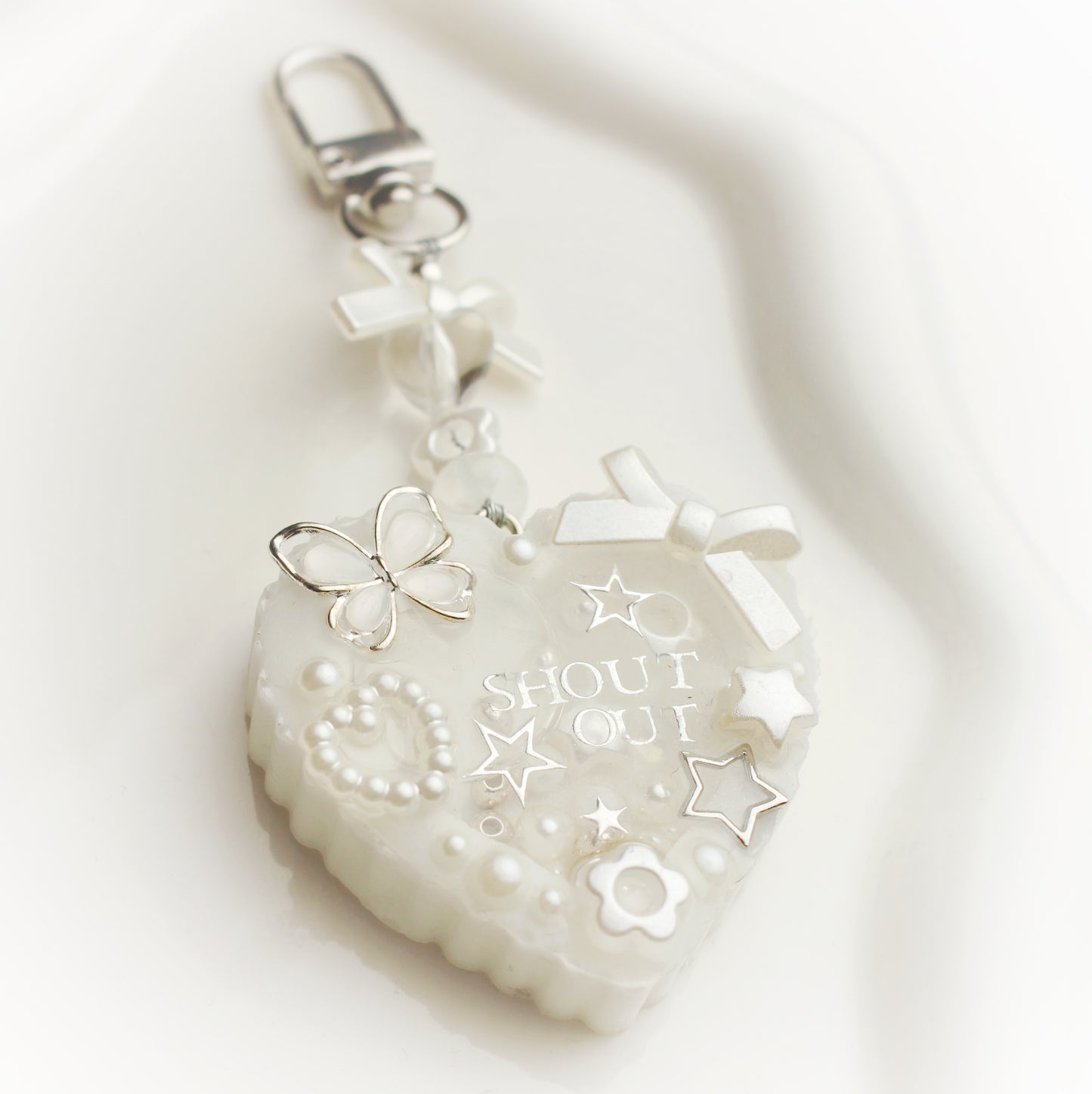 “Shout out” heart resin shaker