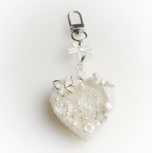 “Shout out” heart resin shaker